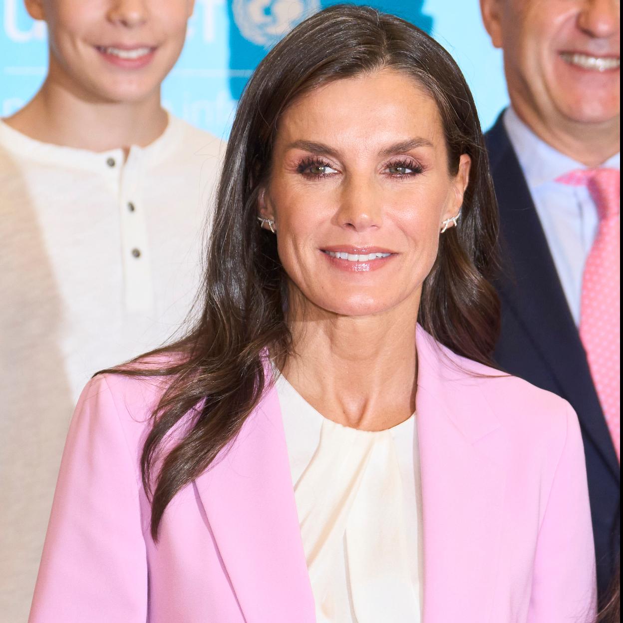 Letizia, a su llegada a los Premios Unicef con un espectacular traje pantalón rosa combinado con una blusa satinada. /LIMITED PICTURES