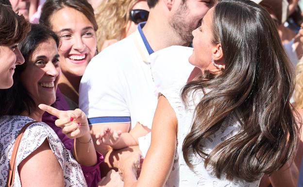 La reina Letizia dedicó más tiempo de lo previsto a saludar a las personas que acudieron a vitorearla en las inmediaciones de la catedral de Pamplona y en el ayuntamiento.