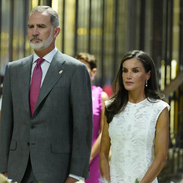 Los reyes Felipe y Letizia iniciaron su agenda en Pamplona, donde se celebra el 600 aniversario de la fundación de la ciudad, en la Catedral de Santa María la Real. 