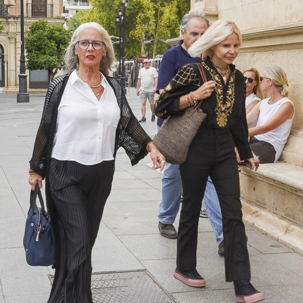 Isabel Jiménez junto a Eugenia Martínez de Irujo en la capilla ardiente de María Jiménez. 