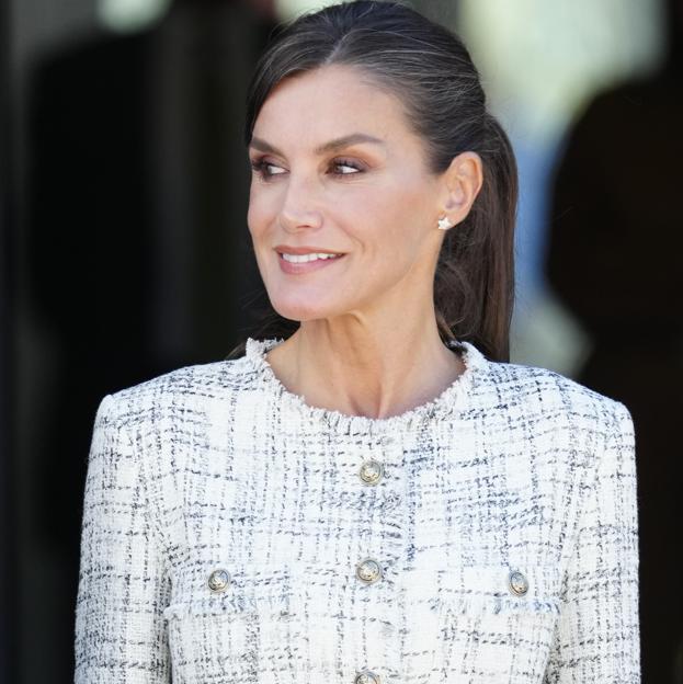 La reina Letizia convierte esta chaqueta de Massimo Dutti en el look de entretiempo más elegante y estilizador