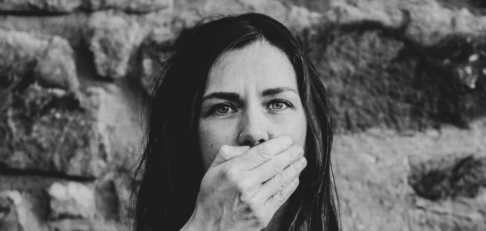 Cállate: el poder de mantener la boca cerrada en un mundo ruidoso