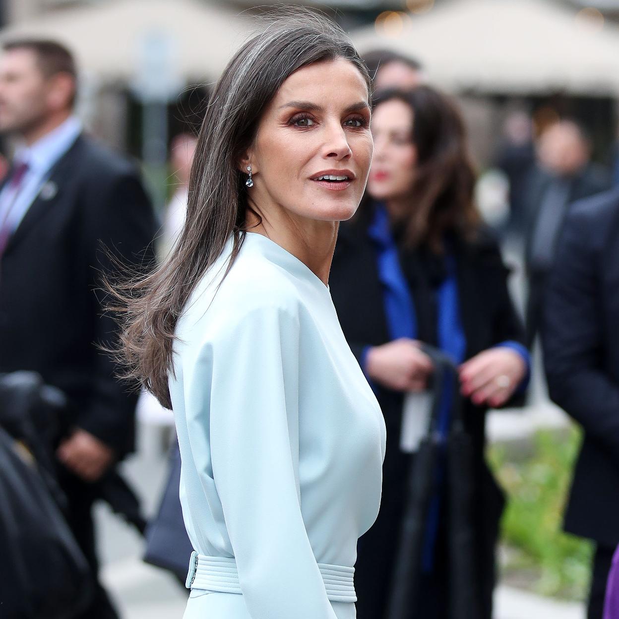 La reina Letizia, en un paseo por las calles de Zagreb durante su visita a Croacia el pasado mes de mayo. /getty images