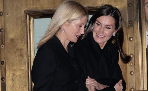 Letizia y Marie-Chantal Miller, en una imagen que dio la vuelta a los rumores sobre su enemistad. 