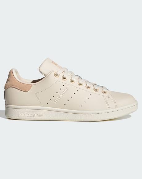 Zapatillas en color arena «Stan Smith» de Adidas (110 euros)