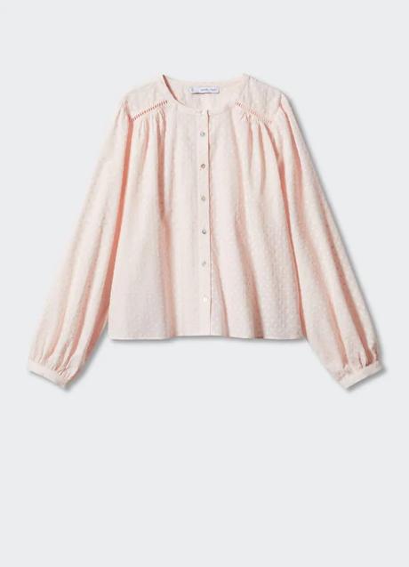 Camisa rosa de plumetti de Mango (25,99 euros)