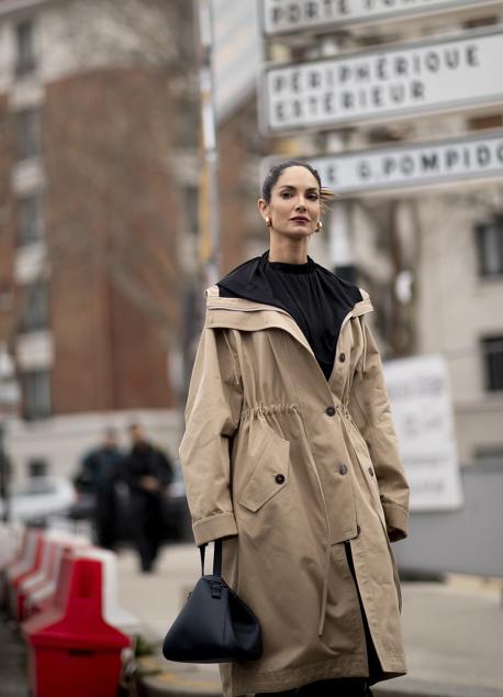 Eugenia Silva en París, con gabardina y bolso de Loewe.