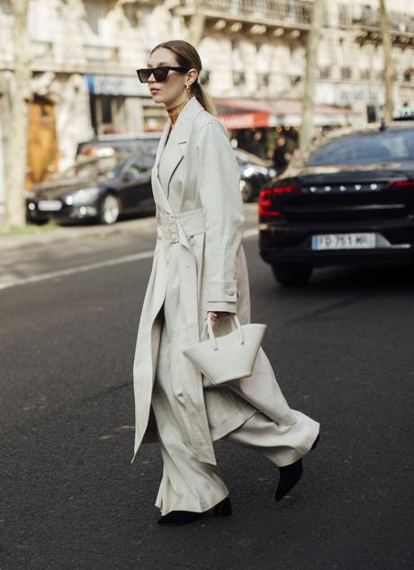 Imagen de Street Style de París, con total look en blanco roto.