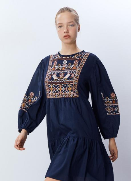 Vestido con bordados Sfera (35,99 euros)