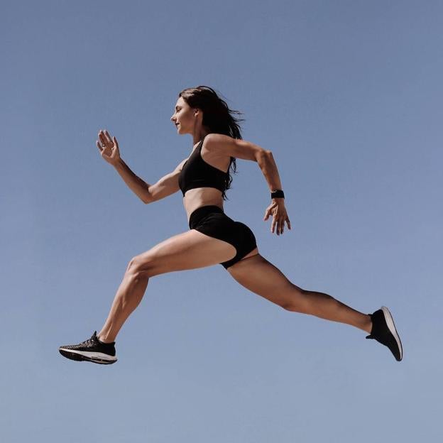 Mujer haciendo running al aire libre