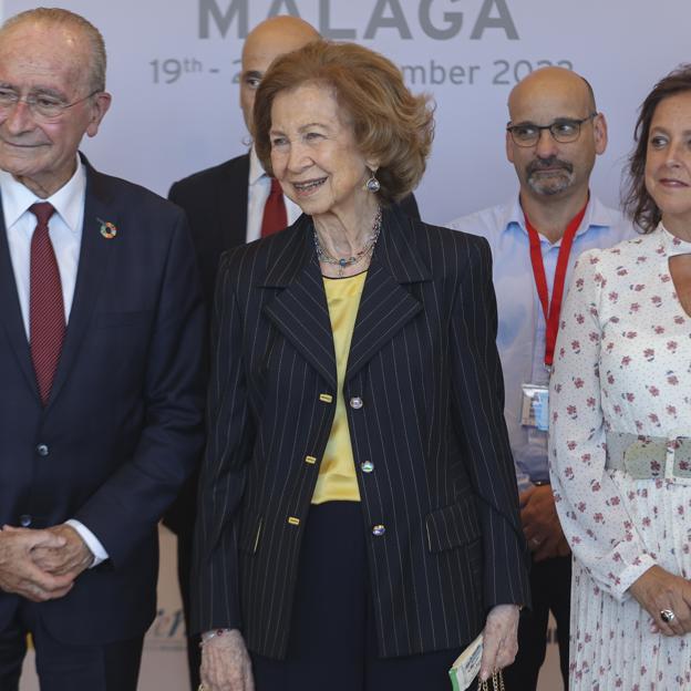 La reina Sofía reaparece después del verano: su look infalible para la vuelta al trabajo que puedes conseguir en Zara