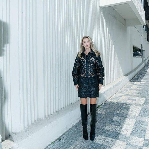 Influencer con total look efecto piel viral de H&M