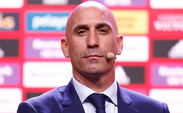 Luis Rubiales dimitió de su cargo como presidente de la Real Federación Españolad e Fútbol poco antes de ser acusado de agresión sexual por la Fiscalía. 