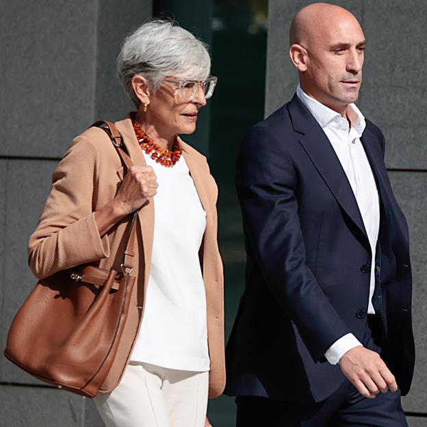 Luis Rubiales ha elegido a la implacable abogada catalana Olga Tubau para defenderle en el juicio penal por su presunto beso forzado a Jenni Hermoso. 