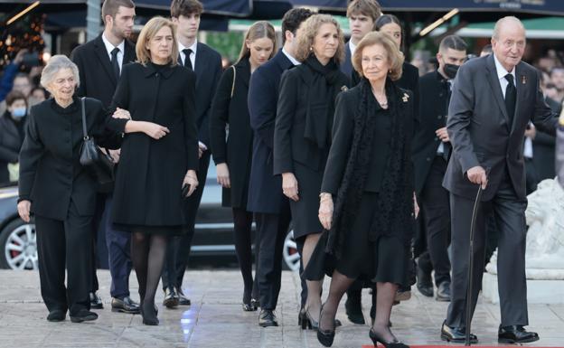 La impactante llegada de la familia real española, casi al completo, al funeral del rey Constantino de Grecia, el pasado enero. 