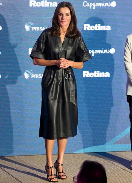 La reina Letizia en los «Premios Retina Eco 2022» con un vestido negro. / LIMITED PICTURES