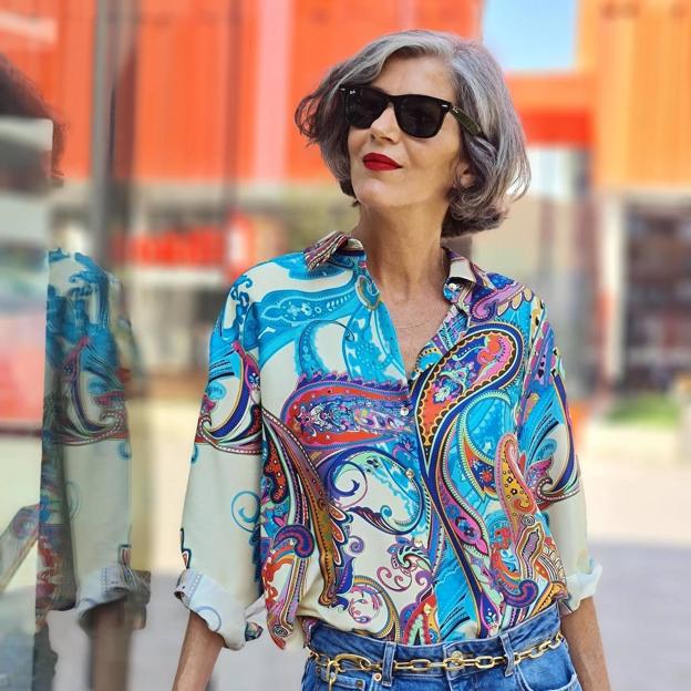 Camisas con estampado paisley de moda para otoño que favorecen a los 50