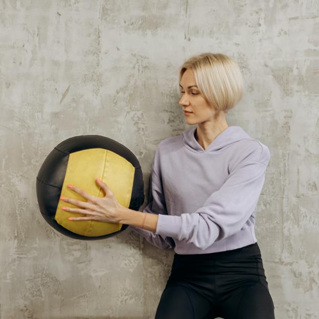 Mujer con pelota deportiva