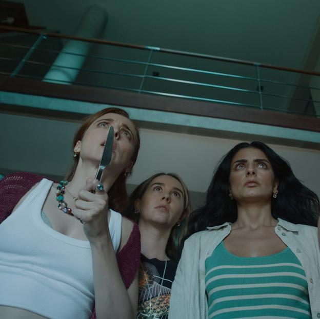 Leticia Dolera, Paula Usero y Aislinn Derbez en una imagen de Noche de chicas. 