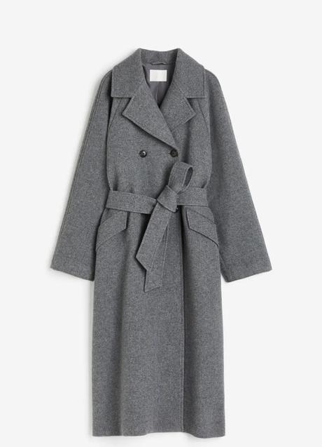 Abrigo gris con cinturón de H&M (79,95 euros)