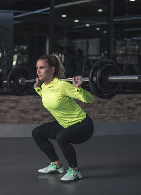 Mujer entrenando hombros/PEXELS