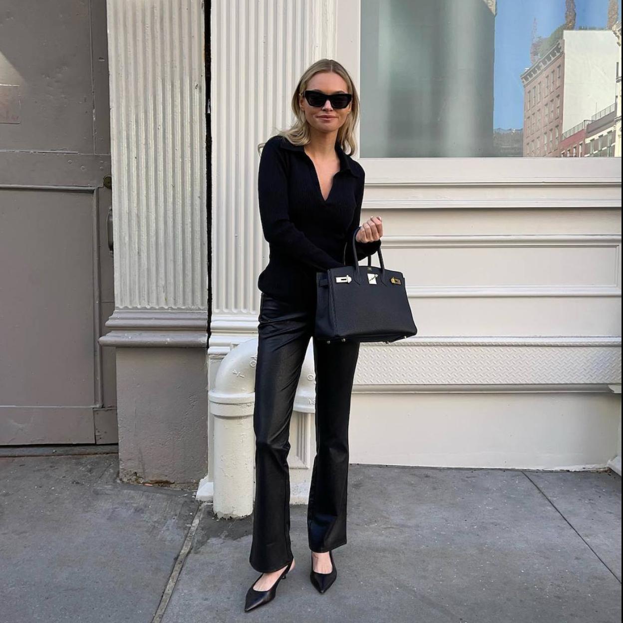 La influencer lleva un polo elegante en un total look negro/@CLAIREROSE