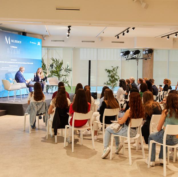 La física y matemática Esperanza Noronha, especialista en competencias digitales, abrió este encuentro entre mujeres relevantes del ámbito STEM y chicas de entre 14 y 16 años.