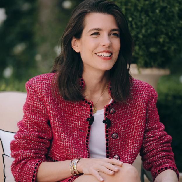 La única chaqueta que necesitas este otoño ya la ha llevado Carlota Casiraghi mil y una veces