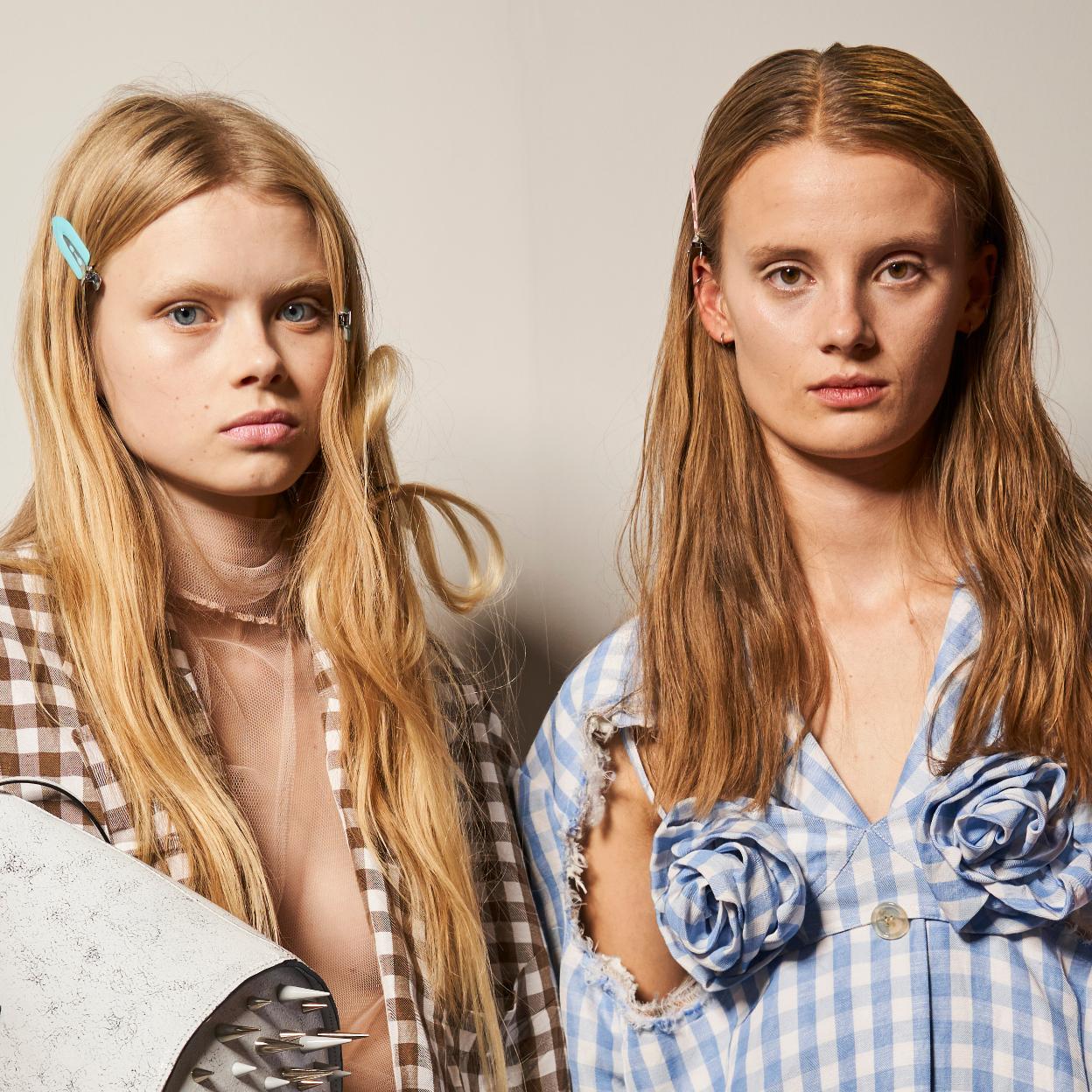 Dos modelos con el pelo largo en el backstage de Acne Studios./launchmetrics spotlight
