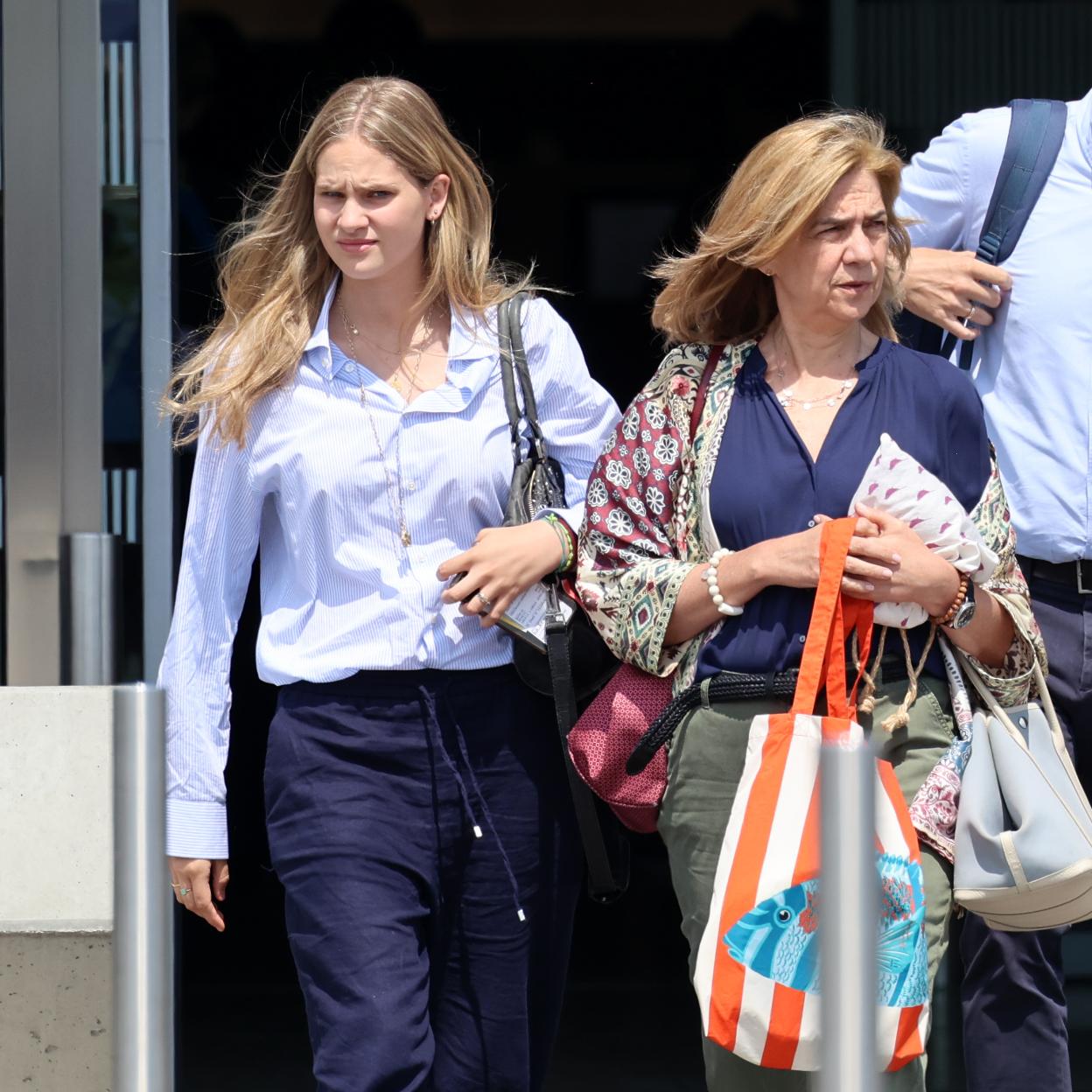 Una de las últimas imágenes de Irene Urdangarin junto a su madre, la infanta Cristina. /getty images