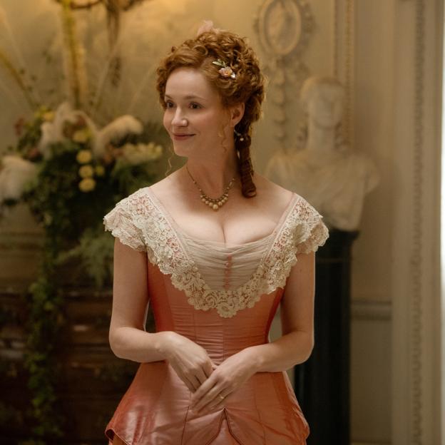 Christina Hendricks en una imagen de The Buccaneers.