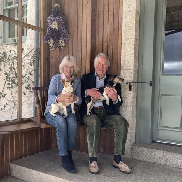 Probablemente, la foto más simpática que han publicado los reyes Carlos III y Camilla, en el aniversario de su boda, en 2020. La reina va, una vez más, en vaqueros. 