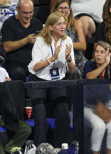 La infanta Cristina animando a su hijo Pablo en el partido de balonmano. / GTRES