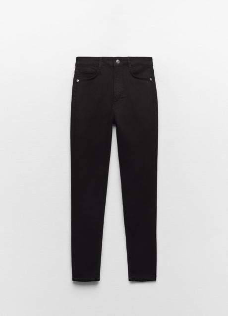 Vaqueros negros de Zara (19,99 euros)