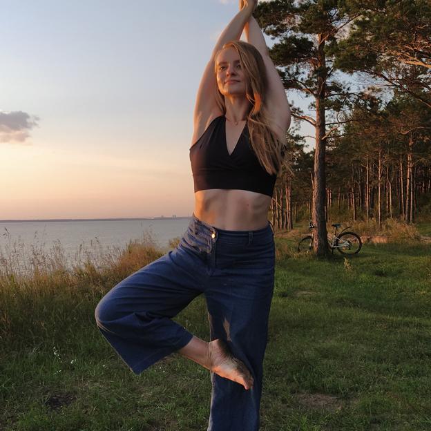 Mujer haciendo yoga