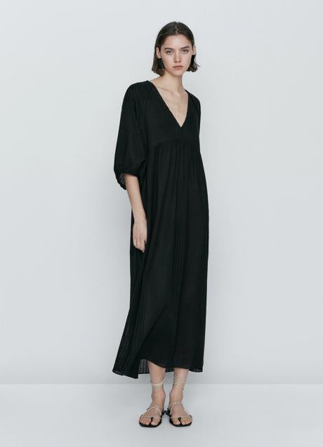 Vestido negro midi de Massimo Dutti, 39,95 euros.