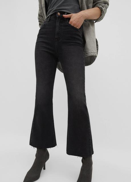 Vaqueros negros cropped de Stradivarius, 22,99 euros.