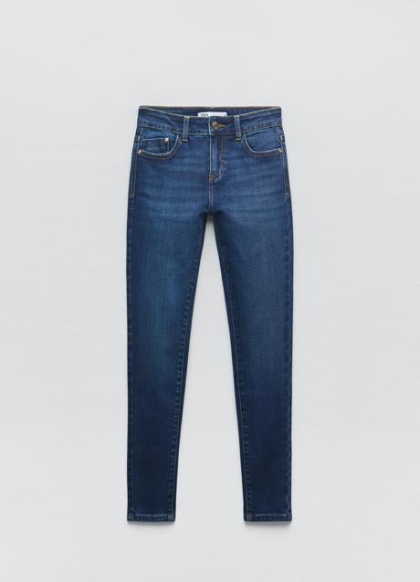 Vaqueros skinny de Zara (12,99 euros)