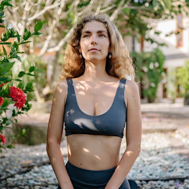 Mujer haciendo yoga