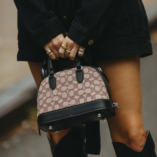 Un look de street style con anillos dorados.