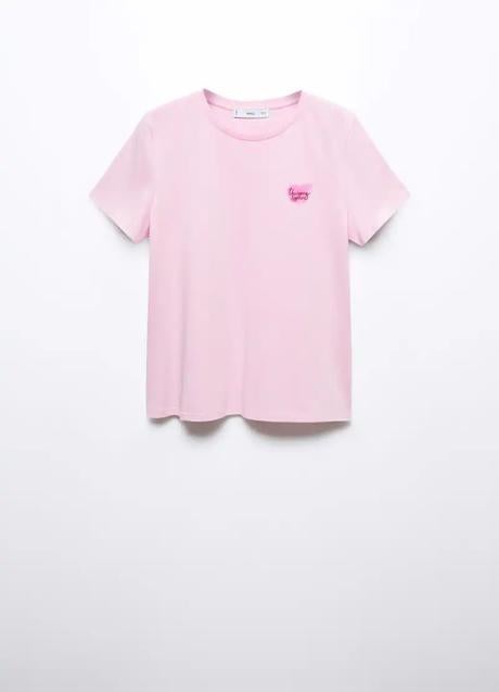 Camiseta en color rosa 'Thinking Together« de Mango. Foto: Mango.