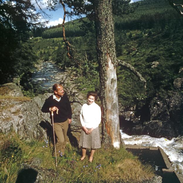 El duque de Edimburgo y la reina Isabel II en Balmoral, en septiembre de 1972. 