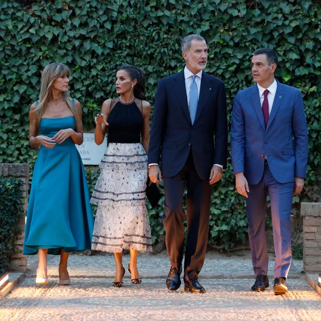 Los reyes junto a Pedro Sánchez y Begoña Gómez.