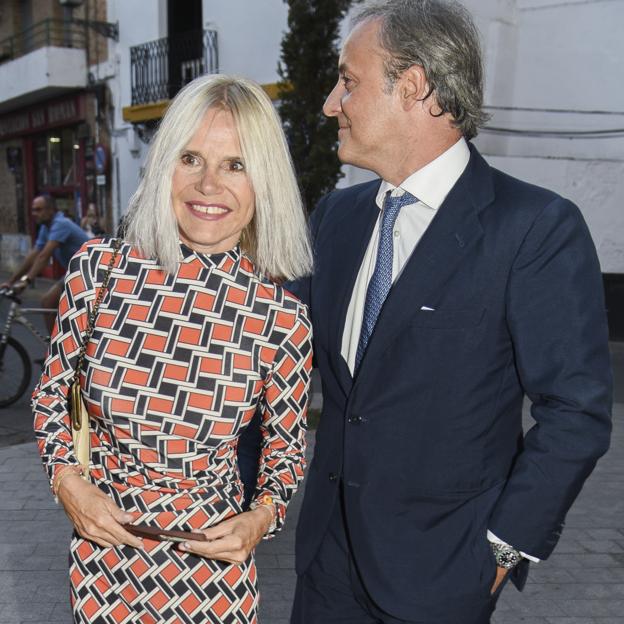 Eugenia Martínez de Irujo a la llegada del bautizo junto a su marido Narcís Rebollo.