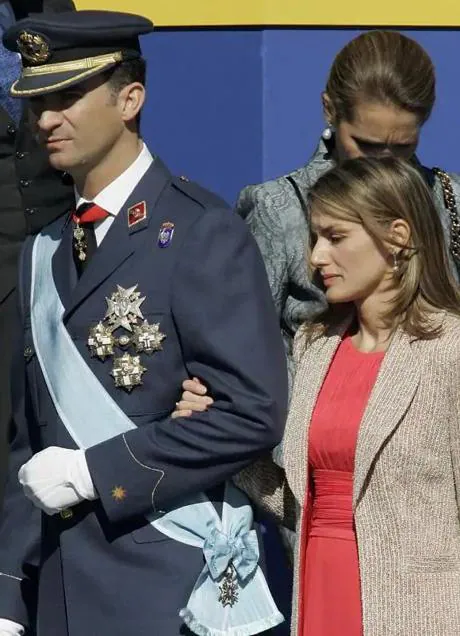 El look de la reina Letizia en el Día de la Hispanidad 2006/GTRES