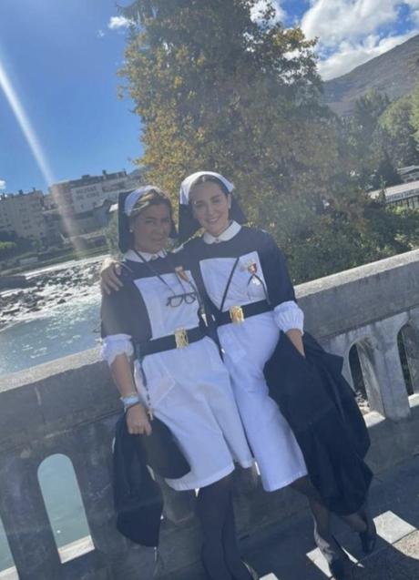 Tamara Falcó quiso mostrarse ante su millón y medio de seguidores vestida con el uniforme de los auxiliares de la Hospitalidad de Madrid, en una reciente peregrinación al santuario mariano de Lourdes. (FOTO: INSTAGRAM)