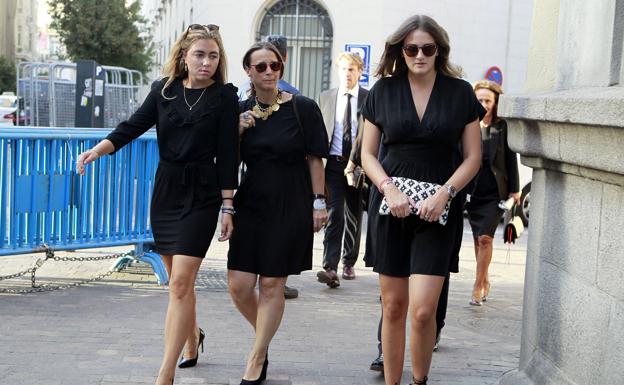 Victoria Elisabeth de Hohenlohe en el funeral de su padre. 