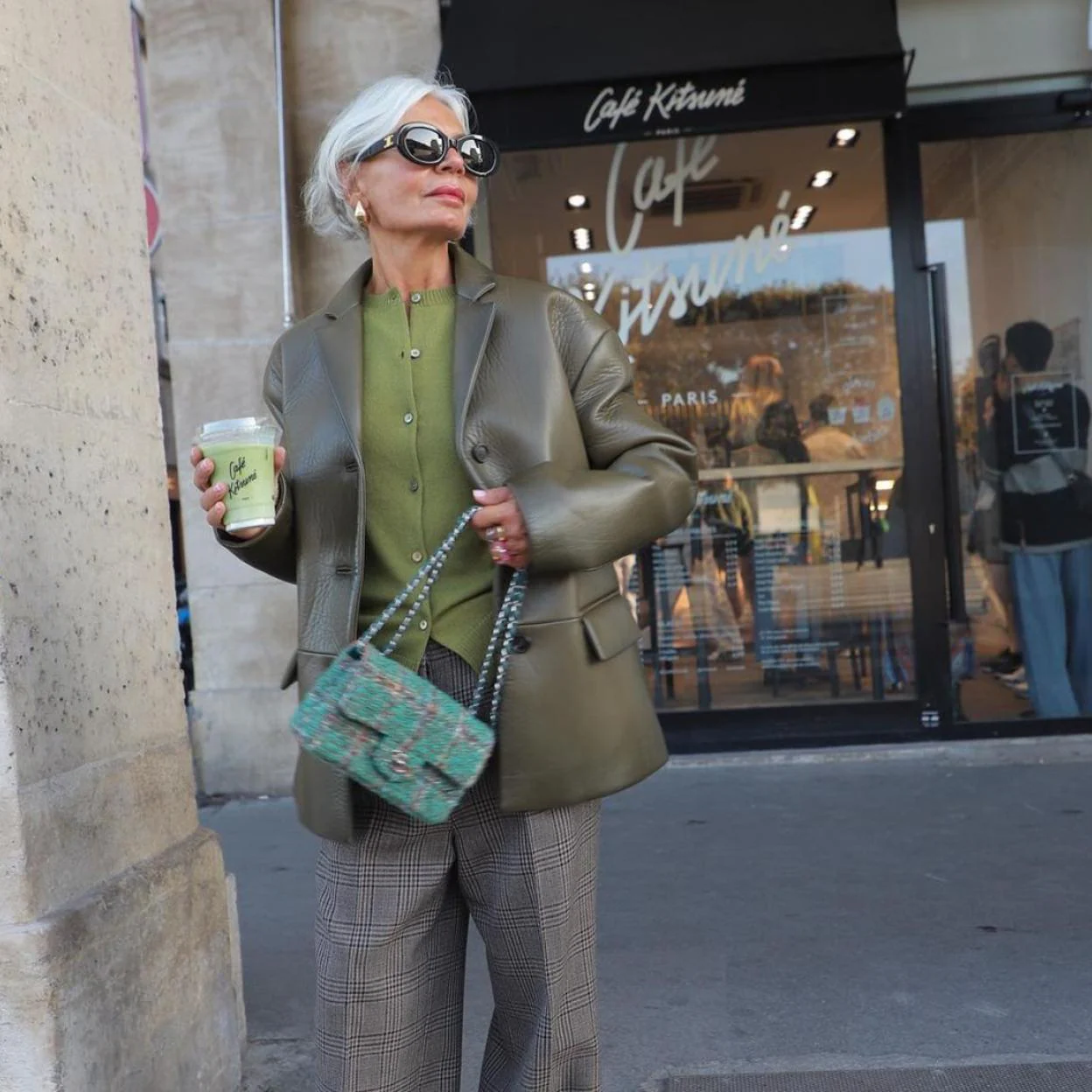 Street style: seis ideas para looks de entretiempo que adoran las mujeres  de más de 50 años