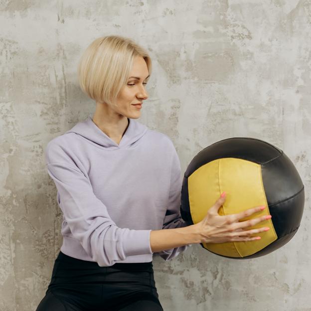 Push Press con pelota, un ejercicio fácil y divertido para todas las edades que trabaja glúteos y piernas con un plus de coordinación