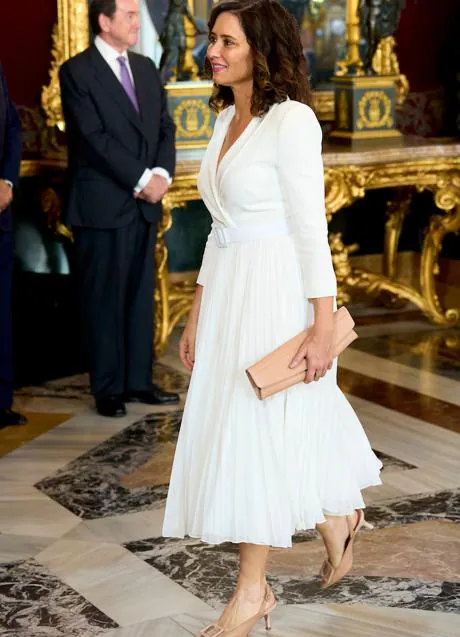 isabel Díaz Ayuso, con un vestido blanco de inspiración nupcial en la recepción en el Palacio Real del Día de la Hispanidad. (FOTO: LIMITED PICTURES)